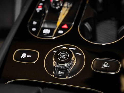 Used 2024 Bentley Bentayga Azure V8 image 44