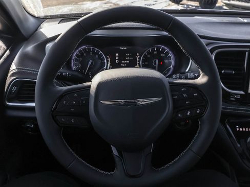 New 2026 Chrysler Pacifica Limited w/ Uconnect Theater Family Group image 30