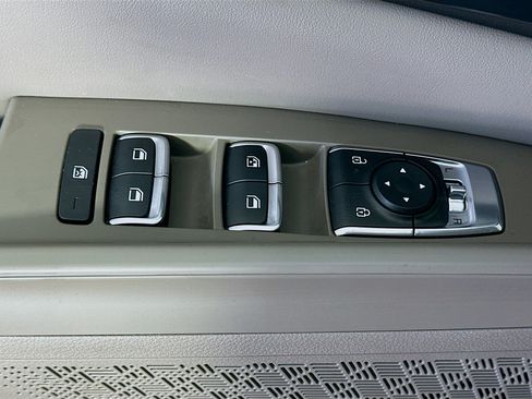 Used 2026 Kia Carnival FWD image 15