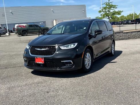 Used 2023 Chrysler Pacifica Touring-L FWD image 9