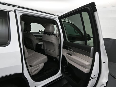 Used 2024 Jeep Wagoneer Series II w/ Flexible Seating Group RWD image 12