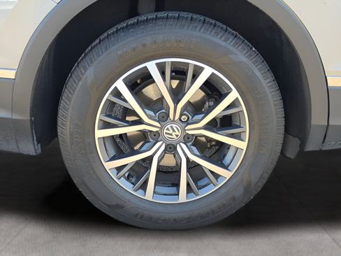 Used 2020 Volkswagen Tiguan SE w/ Panoramic Sunroof Package FWD image 13