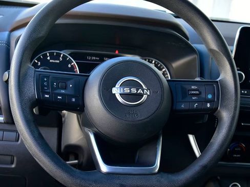 Used 2023 Nissan Rogue SV image 16