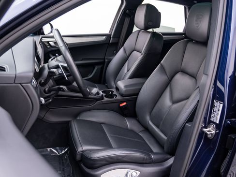 Certified 2023 Porsche Macan AWD/4WD image 5