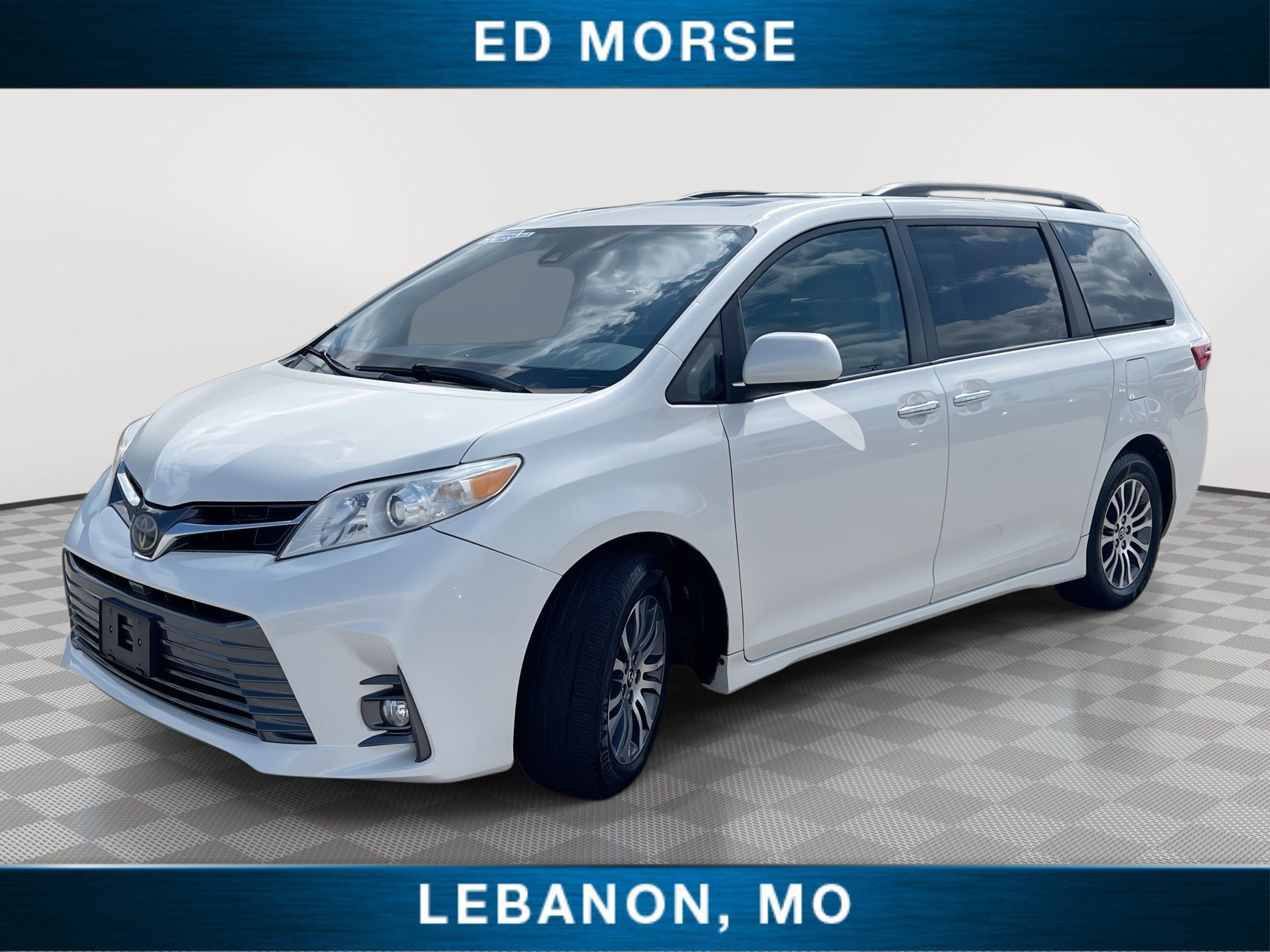 Used 2018 Toyota Sienna XLE w/ XLE Navigation Package FWD image 1