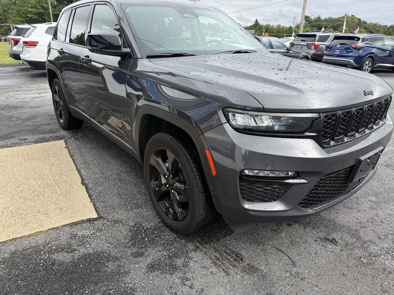 Used 2023 Jeep Grand Cherokee Limited w/ Black Appearance Package AWD/4WD image 5