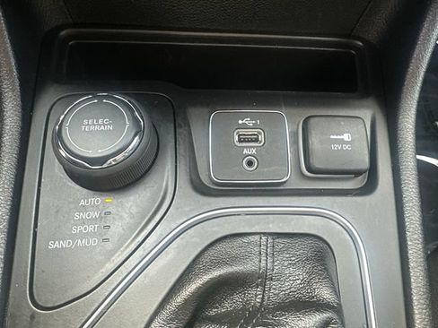 Used 2022 Jeep Cherokee Latitude Lux w/ Sun & Sound Group AWD/4WD image 36