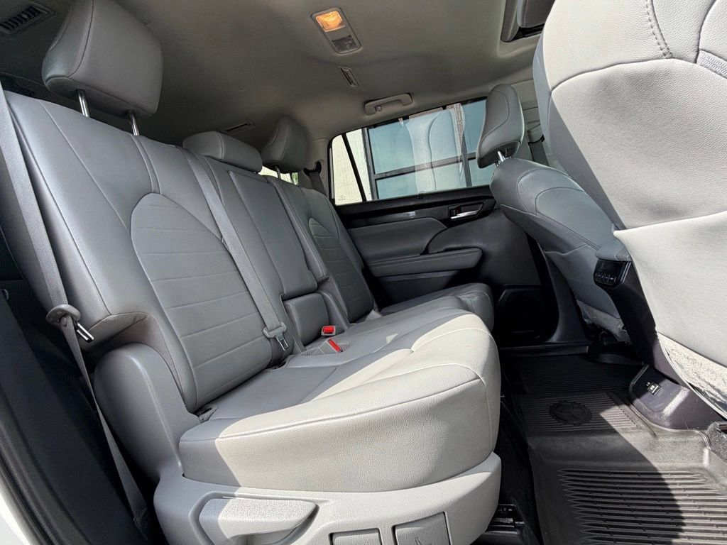 Used 2021 Toyota Highlander XLE AWD/4WD image 21