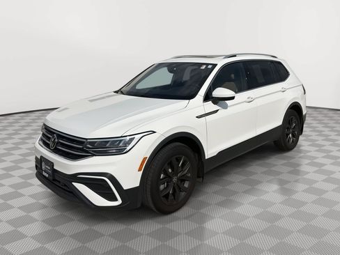 Used 2024 Volkswagen Tiguan SE w/ Panoramic Sunroof Package AWD/4WD image 8