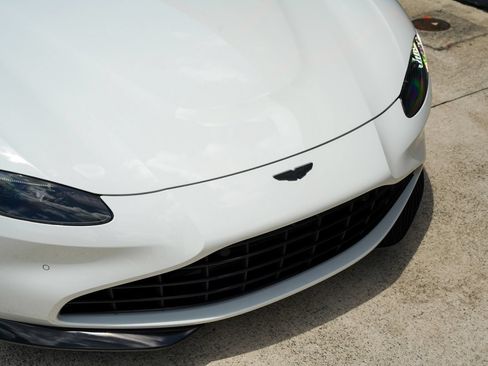 Used 2023 Aston Martin V8 Vantage Coupe RWD image 4
