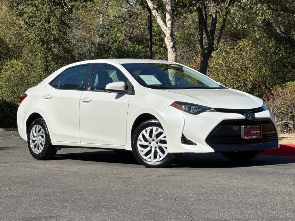 Used 2018 Toyota Corolla LE FWD image 2