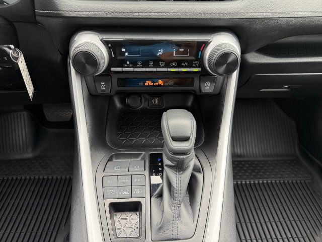 Used 2025 Toyota RAV4 LE AWD/4WD image 21