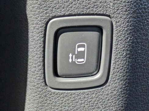 Used 2022 Kia Carnival LX image 21