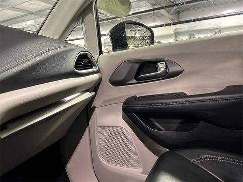 Used 2022 Chrysler Pacifica Touring-L image 20