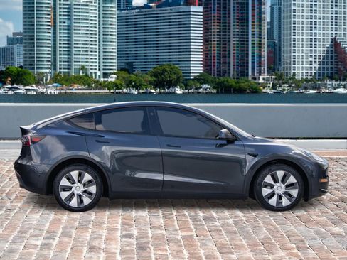 Used 2024 Tesla Model Y Long Range image 4