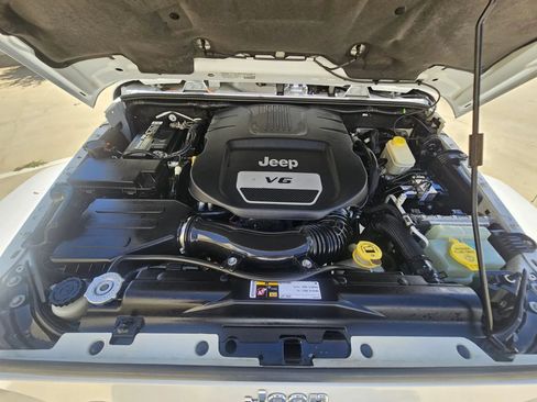 Used 2014 Jeep Wrangler Unlimited Sahara w/ Connectivity Group AWD/4WD image 28