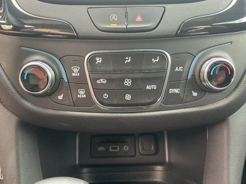 Used 2022 Chevrolet Equinox RS w/ Infotainment Package FWD image 16