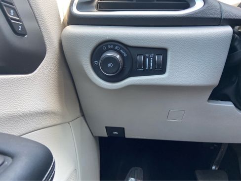 Used 2024 Chrysler Pacifica Touring-L FWD image 26