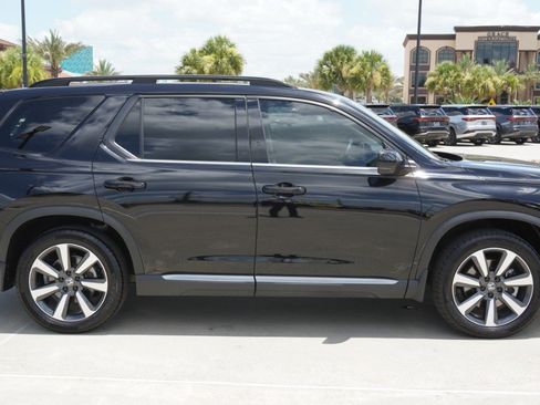 Used 2025 Honda Pilot Touring image 4