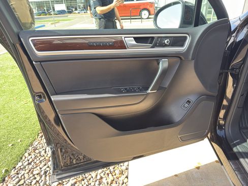 Used 2016 Volkswagen Touareg TDI image 10