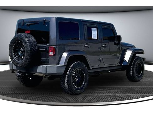 Used 2017 Jeep Wrangler Unlimited Rubicon w/ Connectivity Group AWD/4WD image 17
