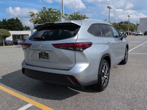 Used 2023 Toyota Highlander XLE FWD image 4