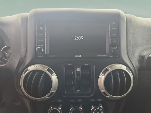 Used 2017 Jeep Wrangler Unlimited Sahara image 14