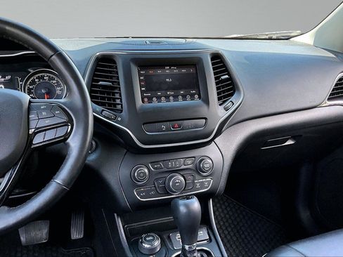 Used 2020 Jeep Cherokee Latitude Plus AWD/4WD image 6