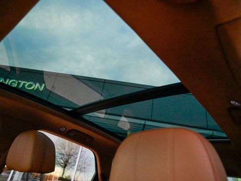 Used 2023 Bentley Bentayga image 33