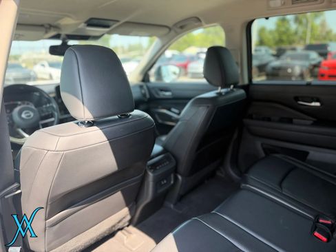 Used 2022 Nissan Pathfinder SL w/ SL Black Package AWD/4WD image 17