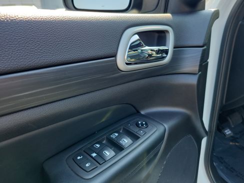 Used 2021 Jeep Grand Cherokee Laredo X image 18