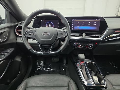 Used 2025 Chevrolet Trax RS FWD image 17