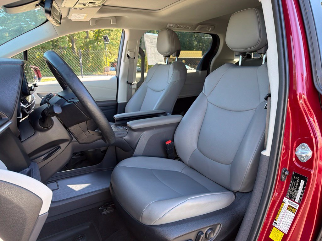 Used 2024 Toyota Sienna XLE w/ XLE Plus Package AWD/4WD image 18