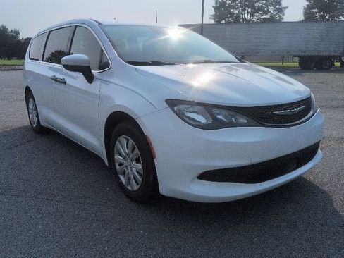 Used 2021 Chrysler Voyager L FWD image 4