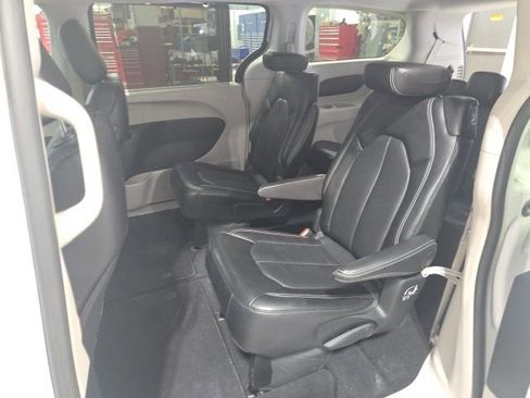 Used 2024 Chrysler Pacifica Touring-L image 12