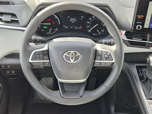 Used 2026 Toyota Sienna XLE FWD image 15