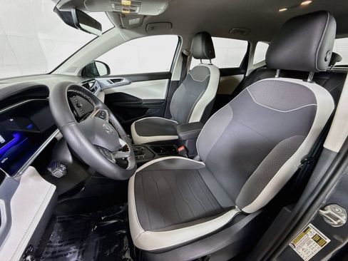 Used 2025 Volkswagen Taos SE FWD image 5
