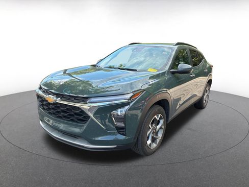 Used 2025 Chevrolet Trax LT FWD image 3