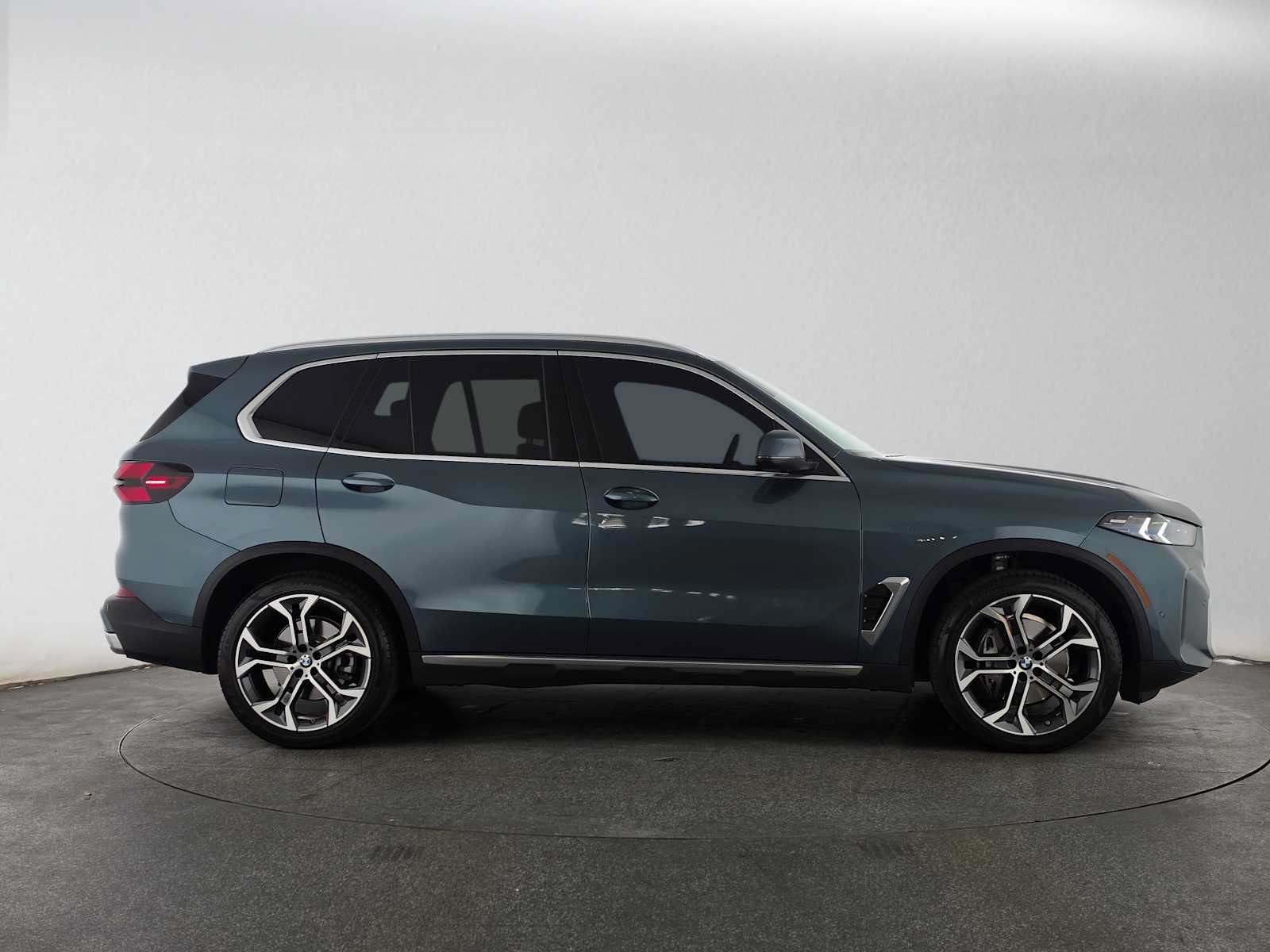 Used 2026 BMW X5 xDrive40i w/ Climate Comfort Package AWD/4WD image 2