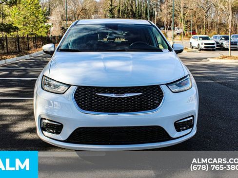 Used 2023 Chrysler Pacifica Touring-L image 10