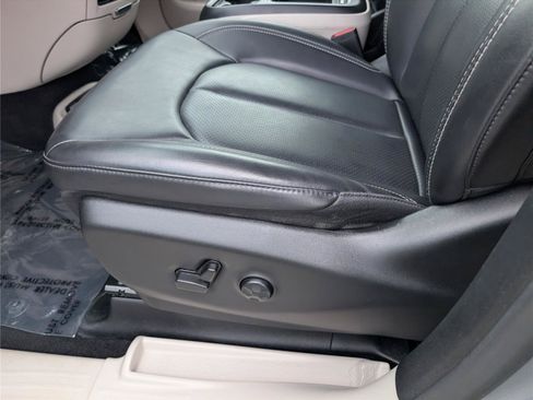 Used 2023 Chrysler Pacifica Touring-L FWD image 22