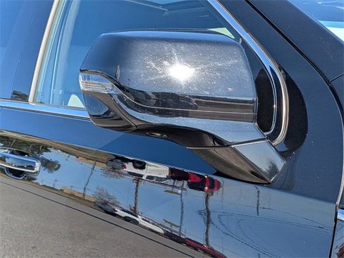 Used 2022 GMC Yukon XL SLT w/ SLT Luxury Package image 12