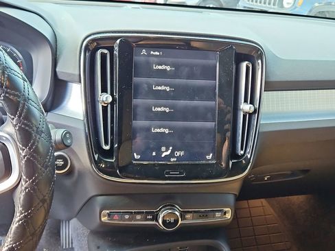 Used 2020 Volvo XC40 T5 Momentum image 11