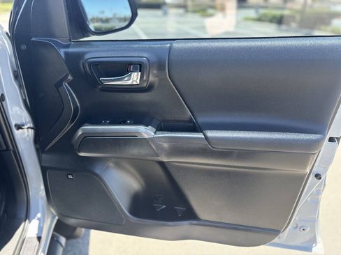 Used 2019 Toyota Tacoma TRD Sport AWD/4WD image 12