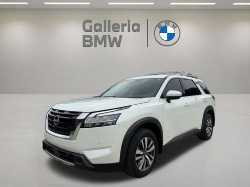 Used 2024 Nissan Pathfinder SL FWD image 1