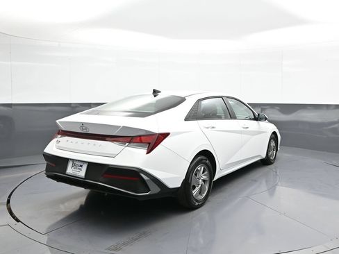 Used 2025 Hyundai Elantra SE FWD image 6