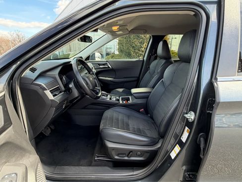 Used 2024 Mitsubishi Outlander SE image 13