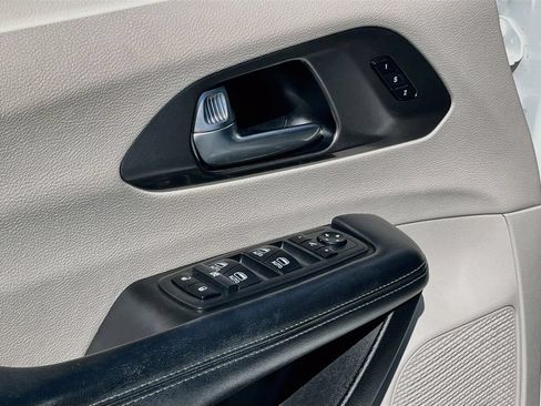 Used 2019 Chrysler Pacifica Limited FWD image 18