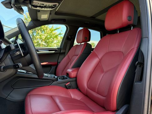 Used 2026 Porsche Macan AWD/4WD image 5