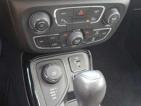 Used 2021 Jeep Compass Limited image 15